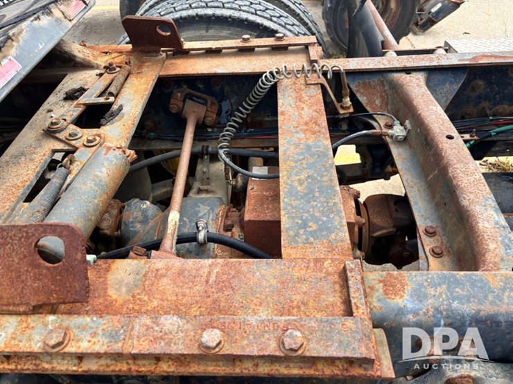 1994-freightliner-fld120-image-38