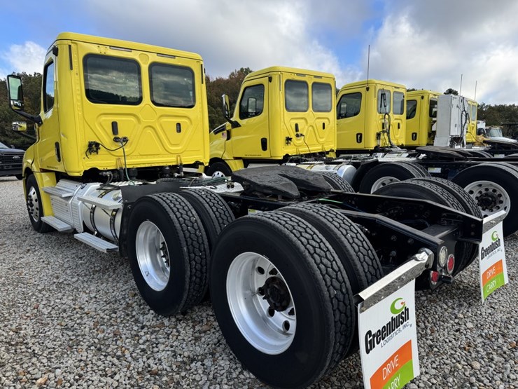 2018-freightliner-cascadia-126-image-6