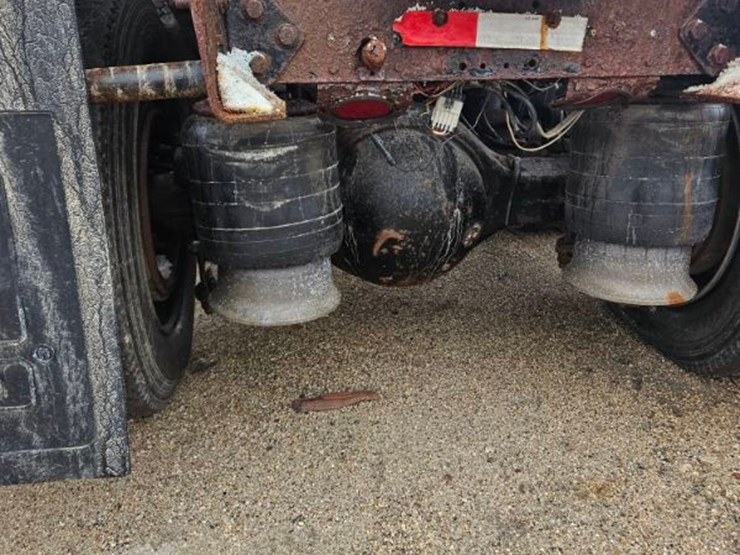 1999-freightliner-fld120-image-16