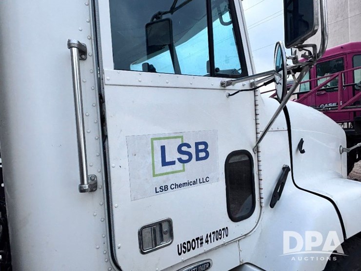 2001-freightliner-fld112-image-45