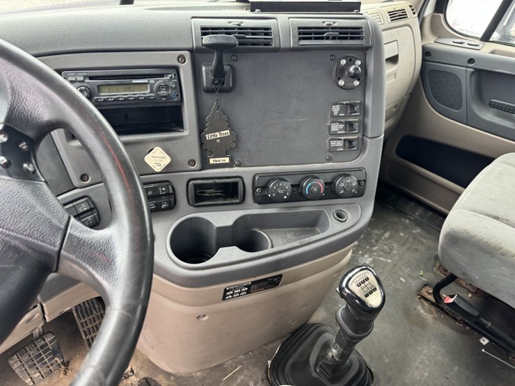 #4623-•-2013-freightliner-cascadia-day-cab-truck-image-9