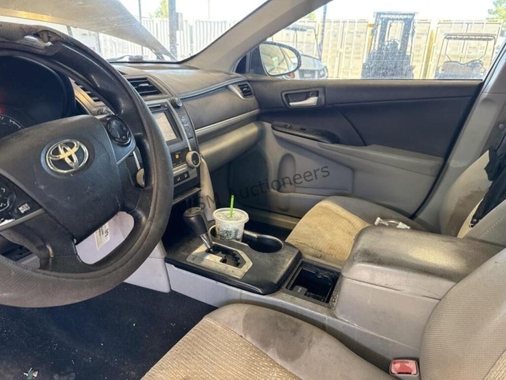 2014-toyota-camry-sdn-image-19