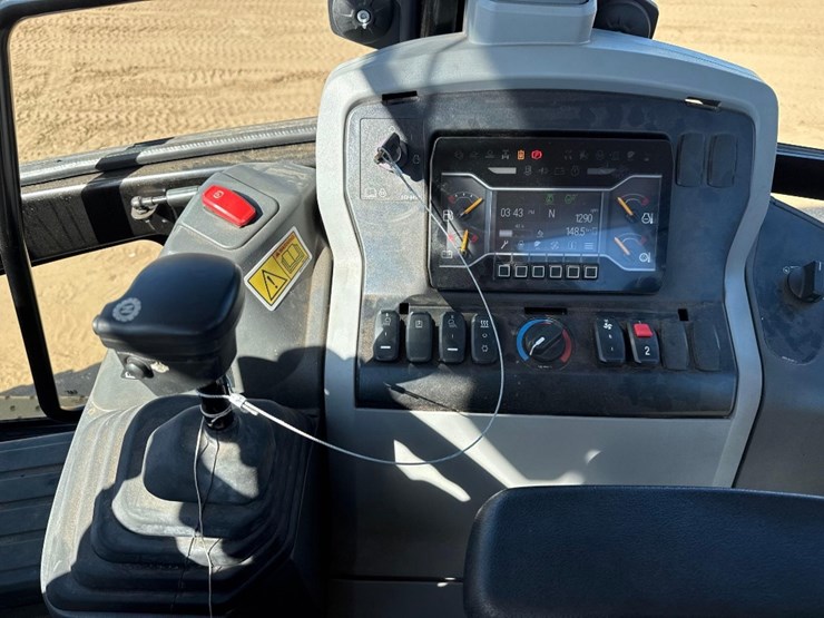 caterpillar-420-image-23