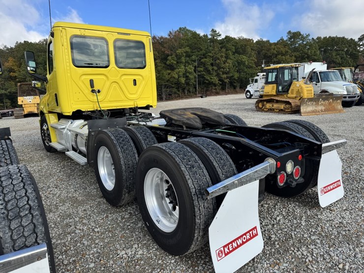 2018-freightliner-cascadia-126-image-6