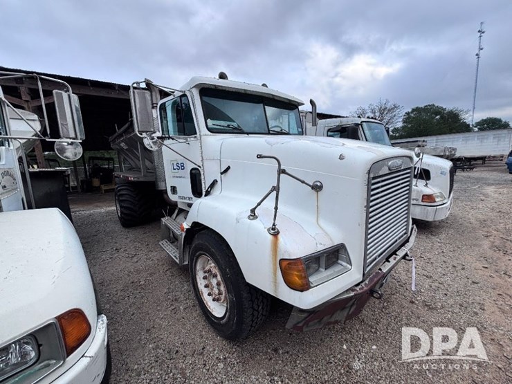2001-freightliner-fld112-image-3
