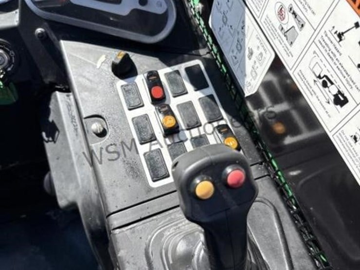 2017-genie-telescopic-material-handler-image-24