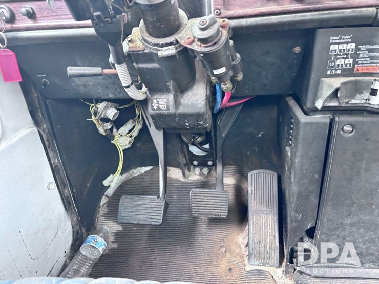 2001-freightliner-fld112-image-82