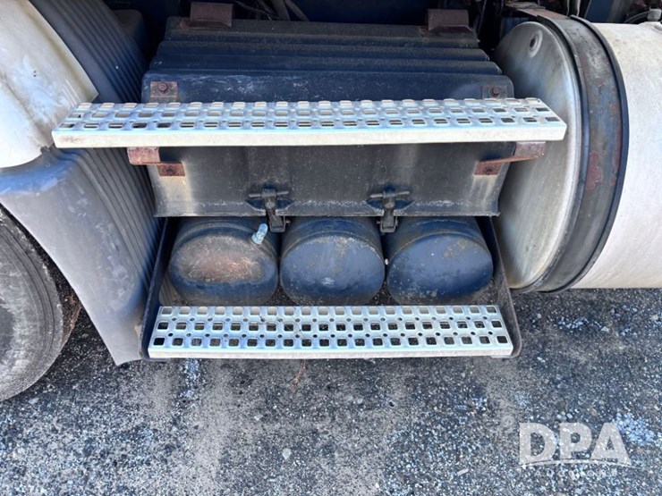 2003-volvo-10-image-23