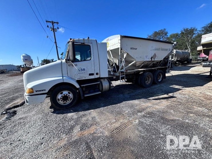 2003-volvo-10-image-15