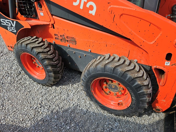 2019-kubota-ssv65-image-12