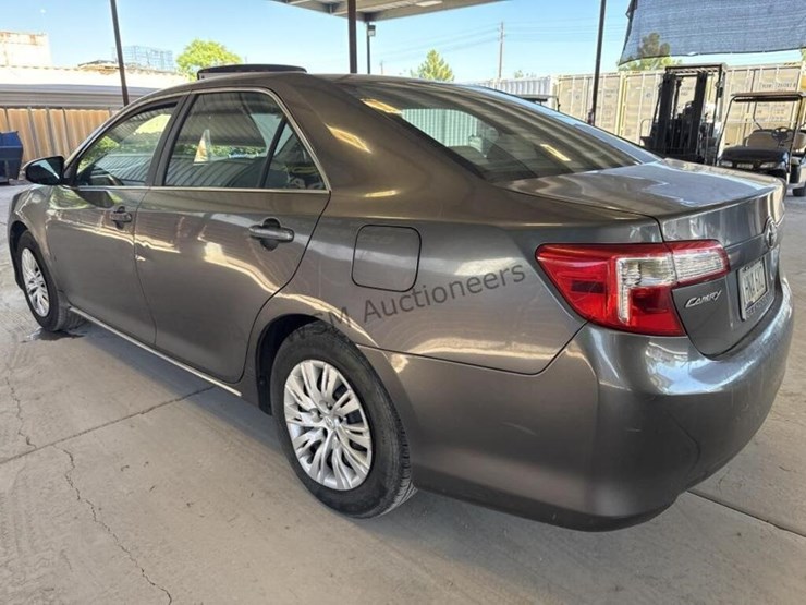 2014-toyota-camry-sdn-image-5