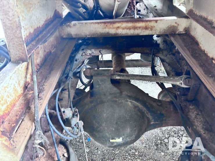 2003-volvo-10-image-40