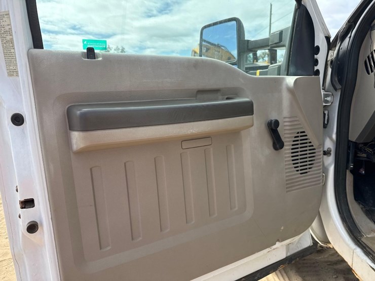 2010-ford-f550-xl-image-26