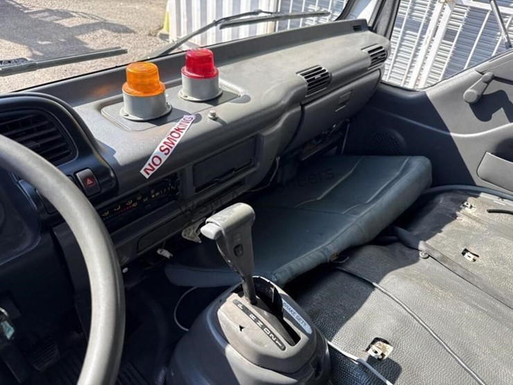 2004-isuzu-npr-image-35