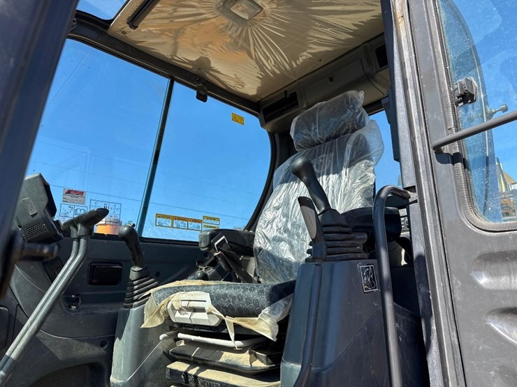 2022-case-cx57c-image-23