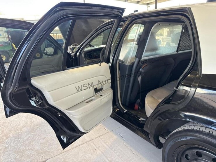 2009-ford-crown-victoria-sdn-image-28