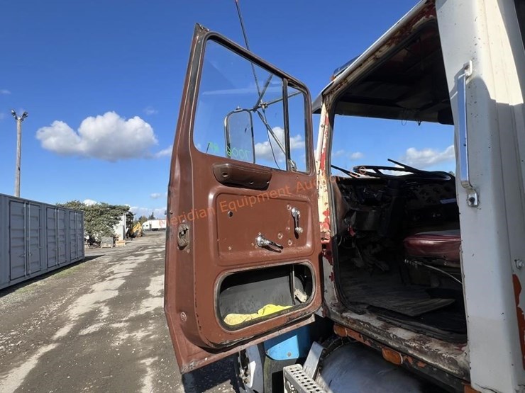 1979-ford-9000-image-22