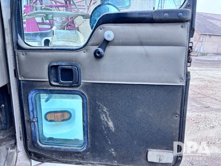 2005-kenworth-t300-image-61