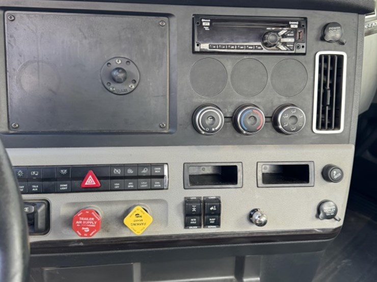 2018-freightliner-cascadia-126-image-9