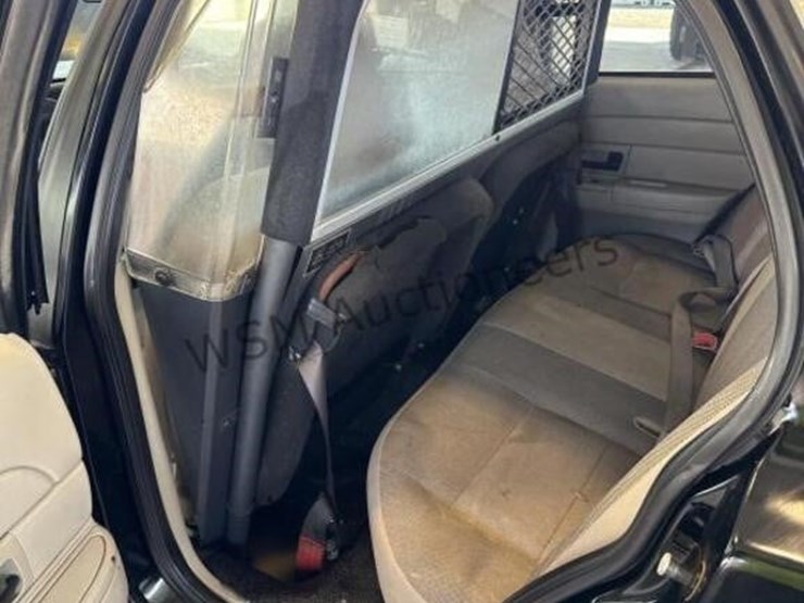 2009-ford-crown-victoria-sdn-image-27