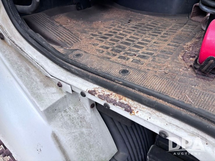 2003-volvo-10-image-72