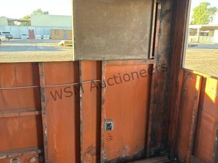 caboose-rail-car-w/-trucks-&-rail-section-image-15