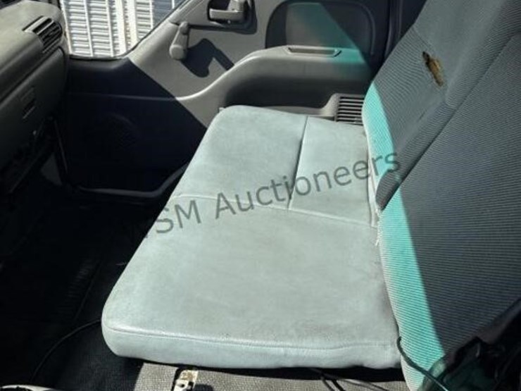 2004-isuzu-npr-image-38