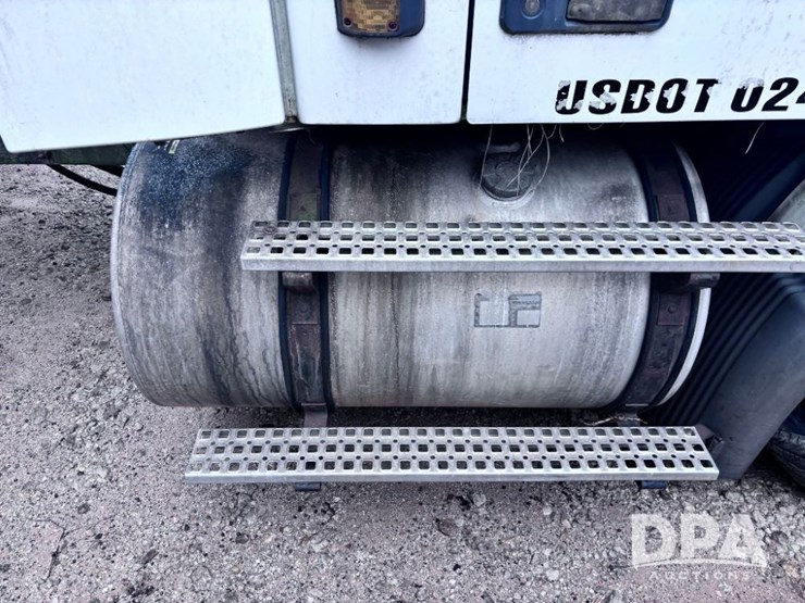 2003-volvo-10-image-51