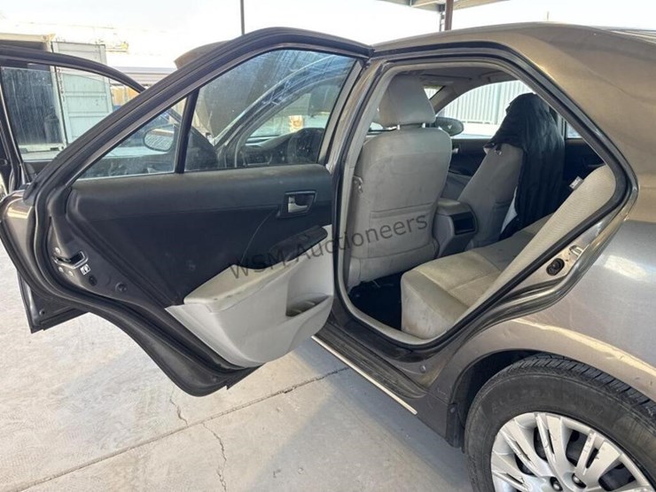 2014-toyota-camry-sdn-image-23