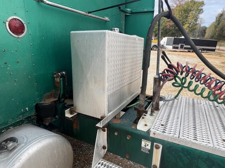 2000-peterbilt-379-image-6