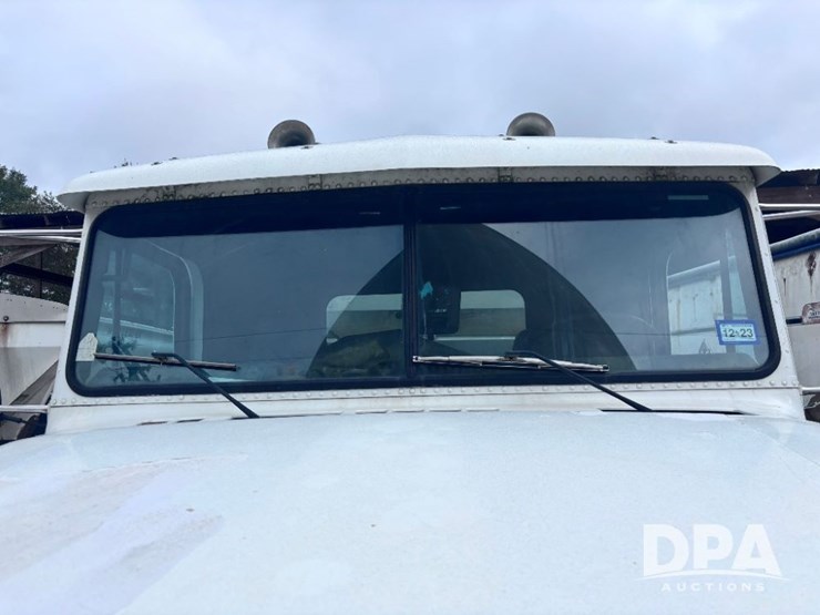 2001-freightliner-fld112-image-18