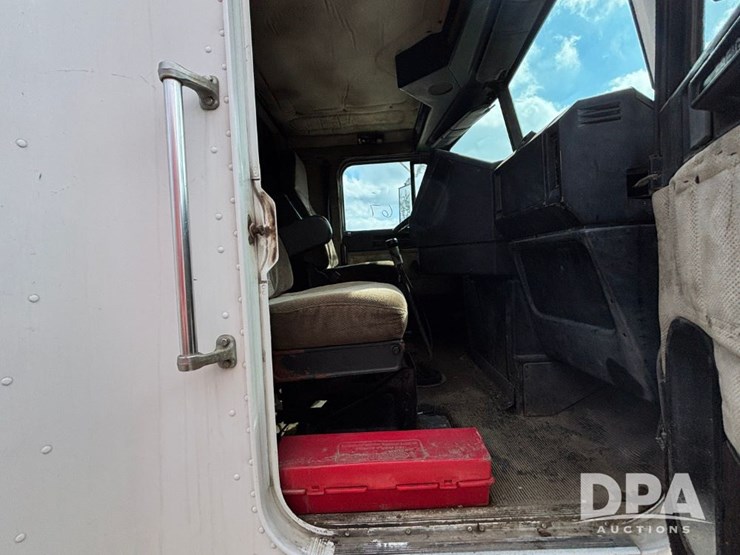 1994-freightliner-fld120-image-64