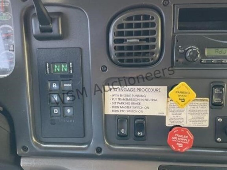 2011-freightliner-m2-digger-derrick-image-30