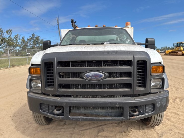 2010-ford-f550-xl-image-3