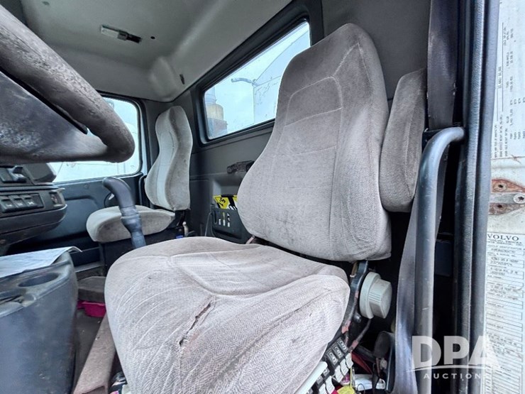 2003-volvo-10-image-74