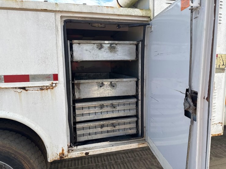 2010-ford-f550-xl-image-17