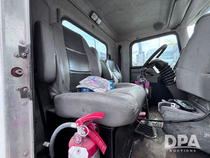 2005-kenworth-t300-image-62