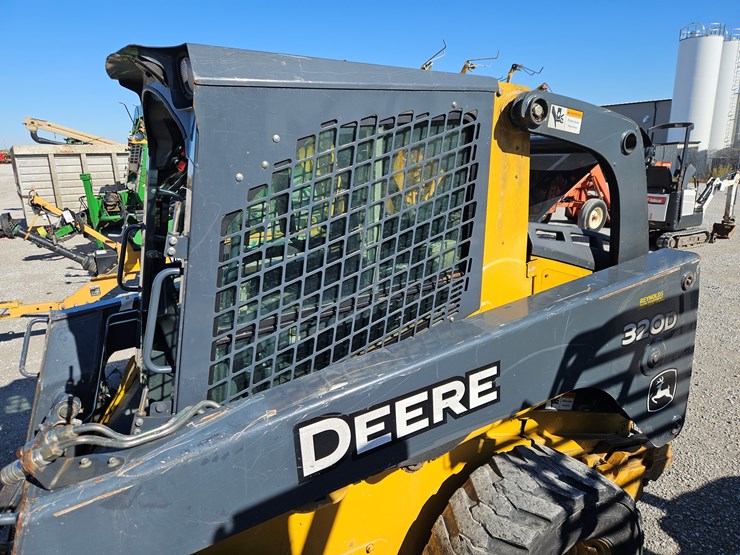 2010-deere-320d-image-12