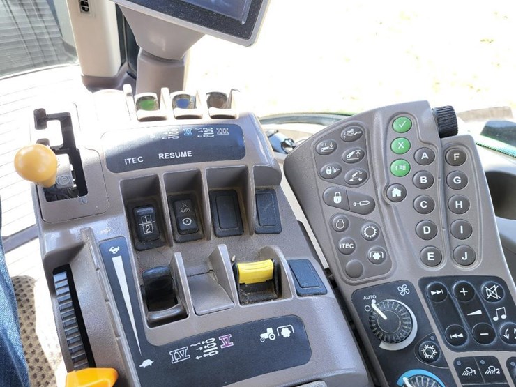 2011-john-deere-8235r-image-66