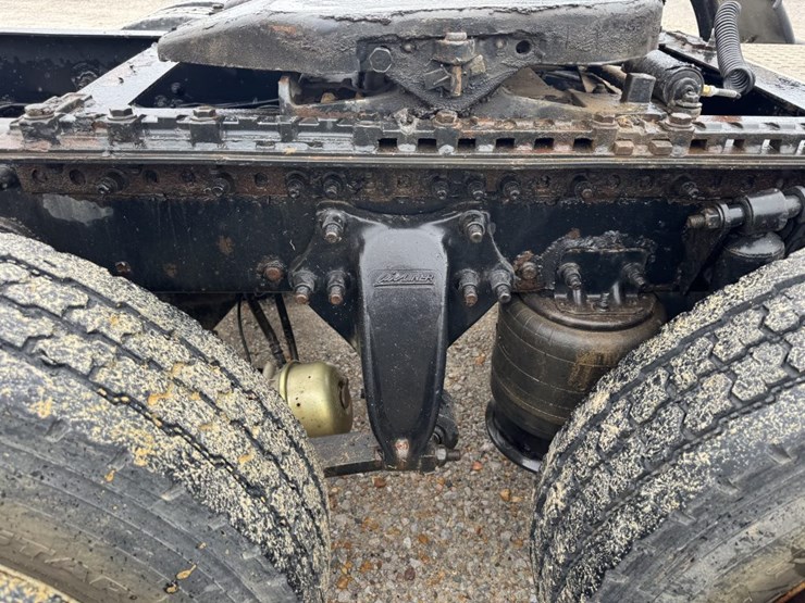 #4623-•-2013-freightliner-cascadia-day-cab-truck-image-3