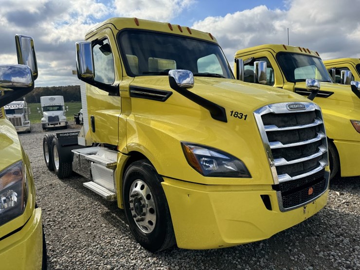 2018-freightliner-cascadia-126-image-3