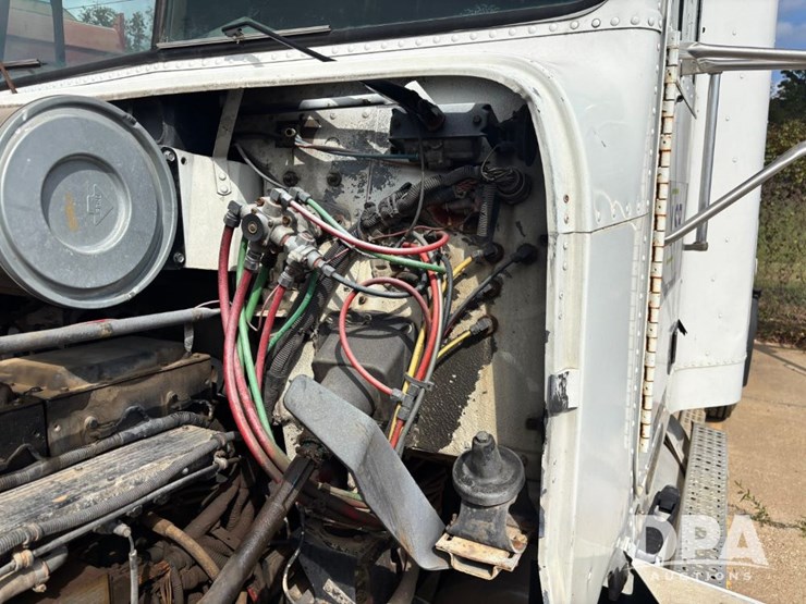 1994-freightliner-fld120-image-51