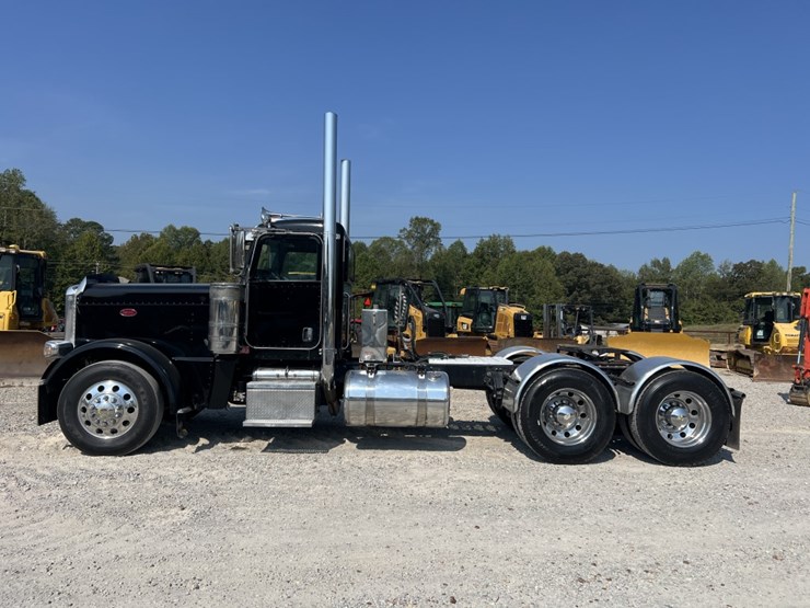 2015-peterbilt-389-image-2