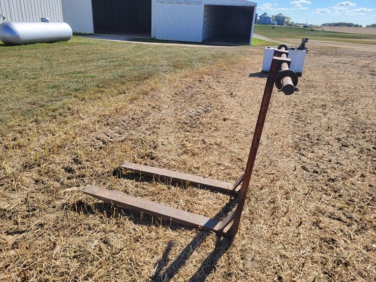 42"-pallet-forks-off-of-john-deere-310c-loader-backhoe-image-7