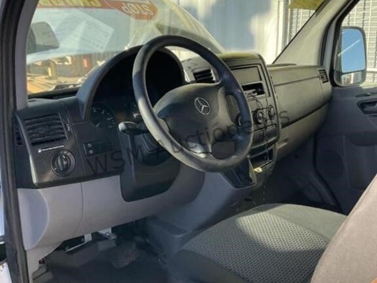 2011-mercedes-benz-sprinter-catering-van-image-24