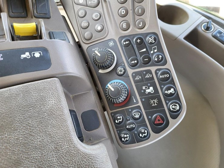 2011-john-deere-8235r-image-67