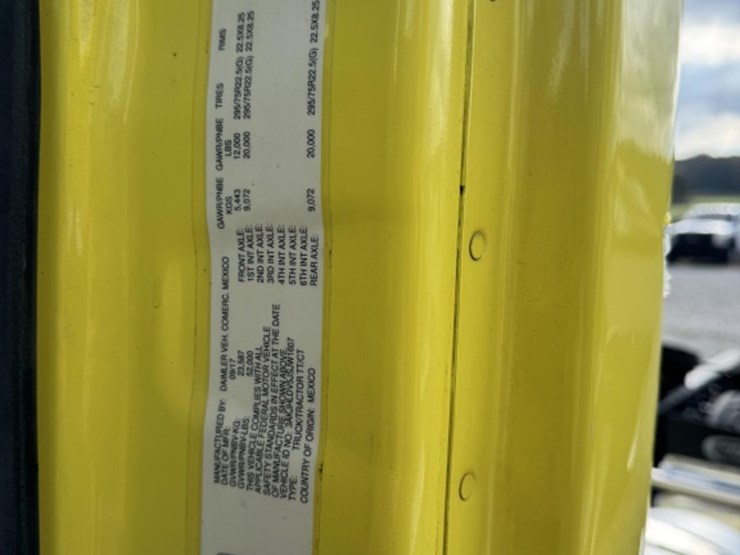 2018-freightliner-cascadia-126-image-12