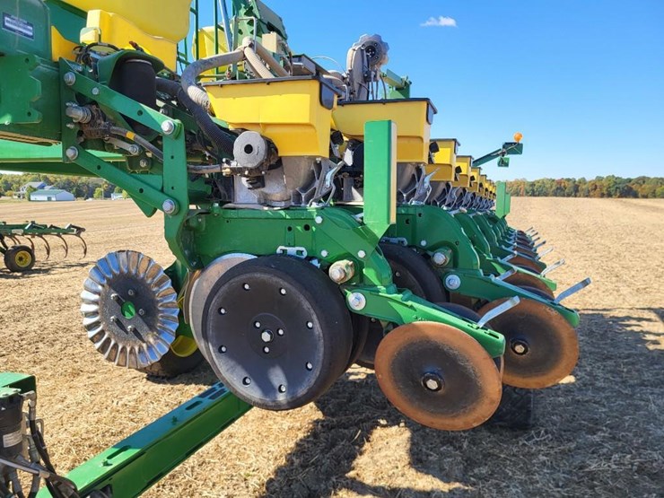 2021-john-deere-1745-image-16