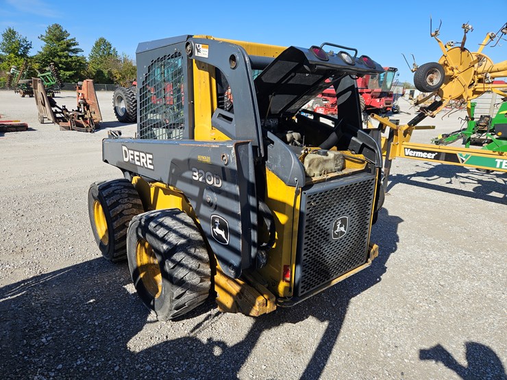 2010-deere-320d-image-13