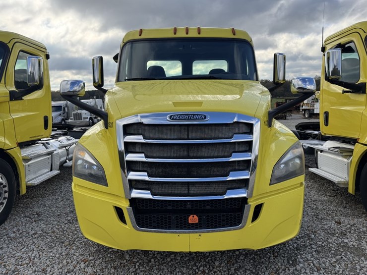 2018-freightliner-cascadia-126-image-2